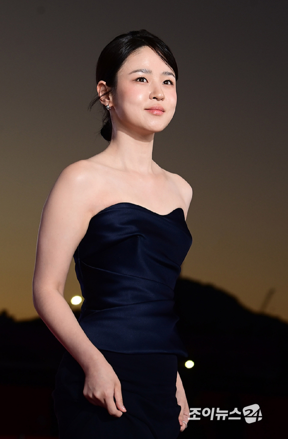배우 심은우가 6일 부산 해운대구 영화의전당에서 열린 제31회 부산국제영화제 개막식 레드카펫 행사에 참석하고 있다. [사진=정소희 기자]