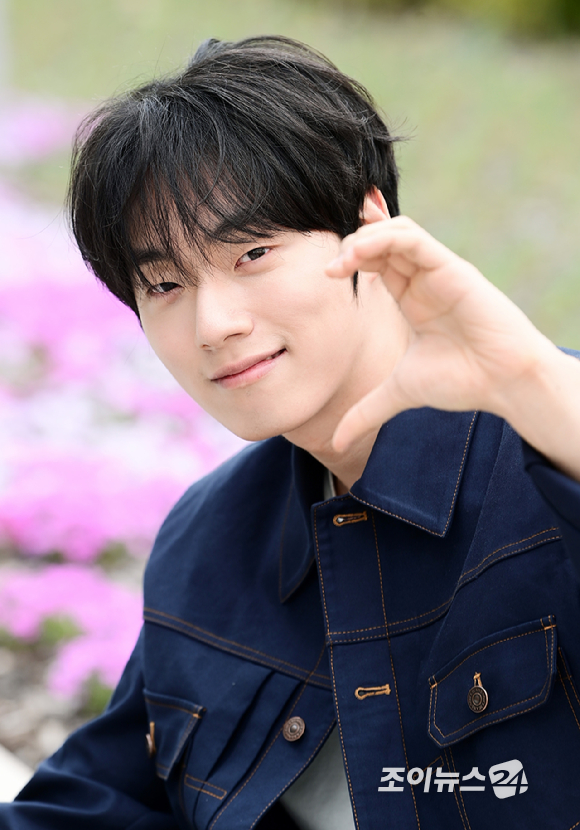 영화 '살목지'에서 열연한 배우 윤재찬이 서울 영등포구 조이뉴스24에서 진행된 인터뷰에 앞서 포즈를 취하고 있다. [사진=정소희 기자]