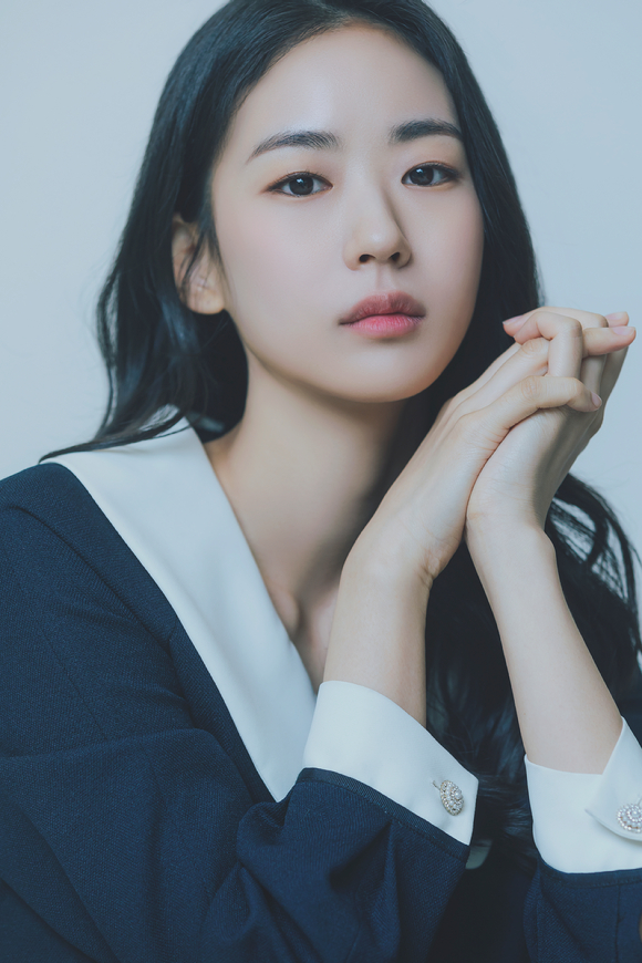 배우 이이담이 JTBC 드라마 '공작도시' 종영 인터뷰에 앞서 포즈를 취하고 있다. [사진=스튜디오 산타클로스]