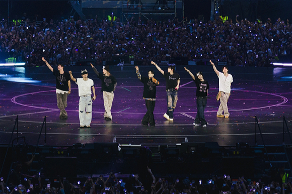 방탄소년단이 영국 런던의 토트넘 홋스퍼 스타디움(Tottenham Hotspur Stadium)에서 &lsquo;BTS WORLD TOUR &lsquo;ARIRANG&rsquo; IN LONDON&rsquo;을 개최, 무대를 선보이고 있다. [사진=빅히트뮤직]
