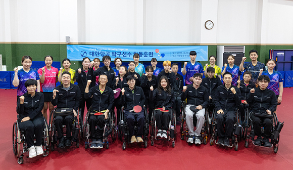 행사에 참여한 대한항공 여자탁구단과 장애인 탁구선수들이 기념사진을 촬영하는 모습 [사진=대한항공]