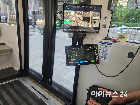 자율주행 셔틀 '로이(ROii)' 내부는 운전대(핸들) 없이 구성됐다. [사진=설재윤 기자]