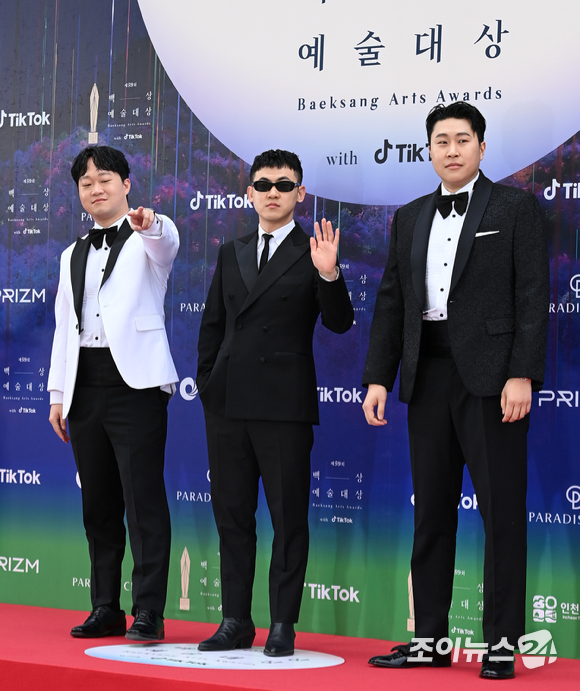 피식대학(개그맨 정재형, 김민수, 이용주)이 28일 오후 인천 파라다이스시티에서 열린 제59회 백상예술대상 레드카펫에서 포즈를 취하고 있다. [사진=김성진 기자]