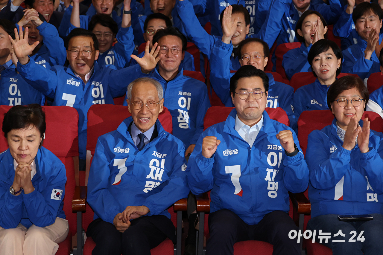 더불어민주당 박찬대 상임총괄선거대책위원장, 윤여준 상임총괄선거대책위원장, 강금실 총괄선거대책위원장 등 당 지도부가 3일 오후 국회 의원회관 개표 상황실에서 출구조사 결과를 지켜보며 환호하고 있다. [사진=곽영래 기자]