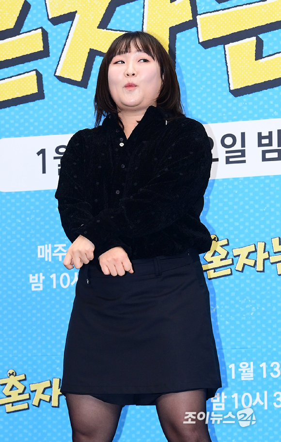 방송인 이수지가 12일 오후 서울 마포구 스탠포드호텔에서 열린 JTBC 새 예능 프로그램 '혼자는 못 해' 제작발표회에 참석하고 있다. [사진=정소희 기자]