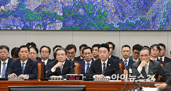 강훈식 대통령 비서실장과 위성락 국가안보실장을 비롯한 참석 증인들이 6일 서울 여의도 국회에서 열린 운영위원회의 대통령비서실 등 국정감사에 출석하고 있다. [사진=곽영래 기자]