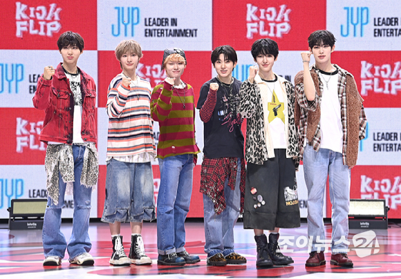 &apos;JYP 신인&apos; 킥플립, 초동 40만장 돌파…커리어 하이