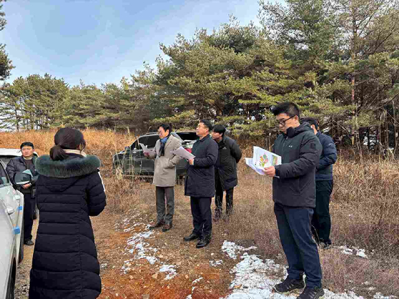 산림청은 충청남도의 광역 단위 방제전략 점검을 위한 긴급회의를 태안군 일원에서 26일 개최했다 [사진=산림청]