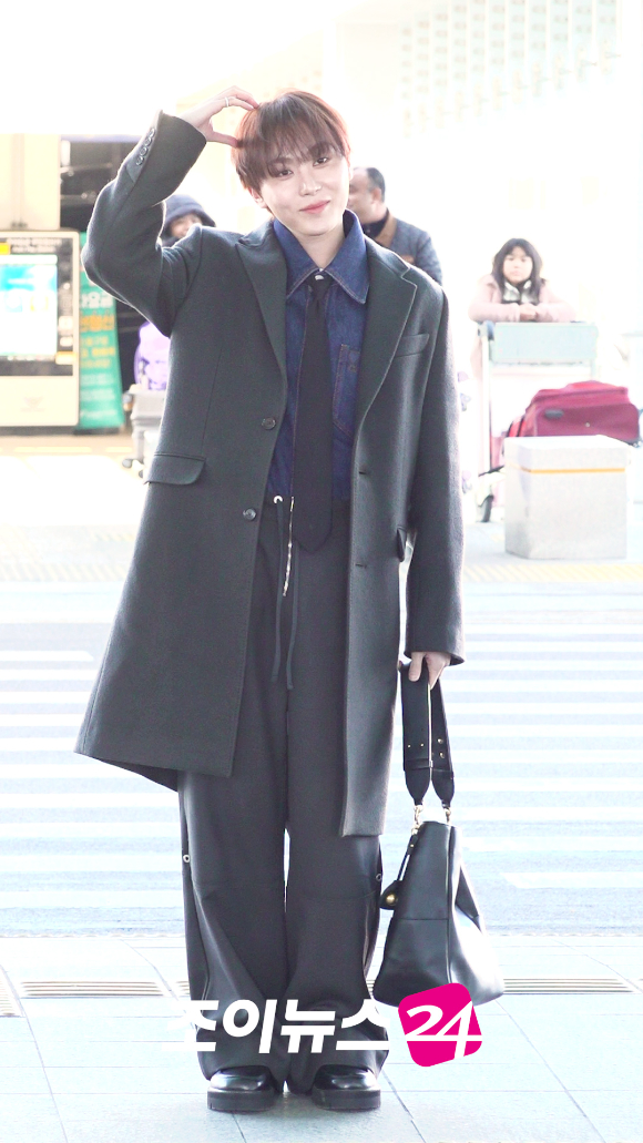 그룹 세븐틴 부승관이 20일 해외 일정 참석 차 인천국제공항을 통해 출국하고 있다. [사진=문수지 기자]