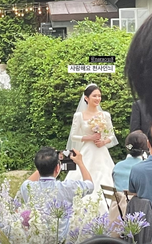장나라의 결혼식 현장 사진이 공개됐다. [사진=이청아 인스타그램]