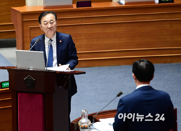 김윤덕 국토교통부 장관이 10일 오후 서울 여의도 국회에서 열린 제432회국회(임시회) 제5차 본회의 경제 분야 대정부질문에서 이만희 국민의힘 의원 질문에 답변하고 있다. [사진=정소희 기자]