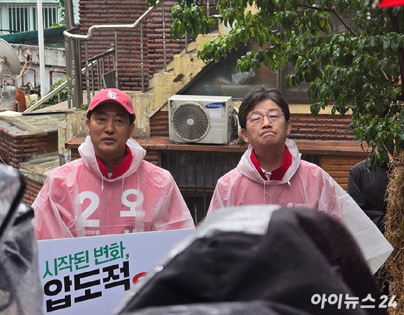 오세훈 국민의힘 서울시장 후보가 6.3 지방선거 공식 선거운동이 시작된 21일 서울 강북구 삼양동에서 유승민 전 의원과 함께 '대시민 출정식'을 열고 메시지를 발표하고 있다. [사진=김한빈 기자]