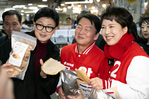 한동훈 국민의힘 비상대책위원장, 안철수 분당갑 후보, 김은혜 분당을 후보가 8일 오후 경기 성남시 금호행복시장을 찾아 누룽지를 사고 있다. (공동취재) [사진=뉴시스]