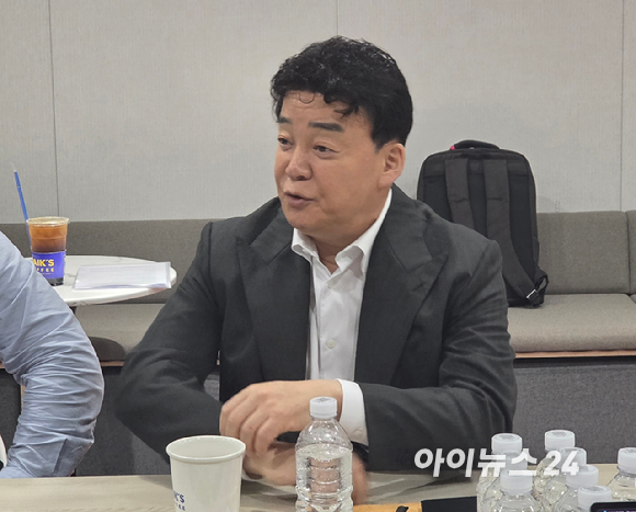 백종원 더본코리아 대표가 31일 서울 서초구 더본코리아 별관에서 기자들과 만나 이야기하고 있다. [사진=구서윤 기자]