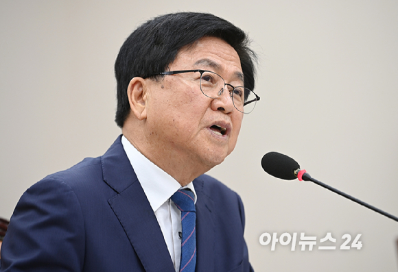 최교진 사회부총리 겸 교육부 장관 후보자가 2일 서울 여의도 국회 교육위원회 전체회의에서 열린 인사청문회에서 질의에 답변하고 있다. [사진=곽영래 기자]