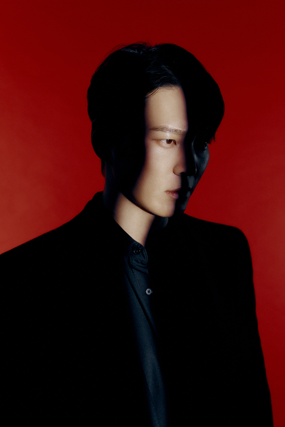 배우 주원이 넷플릭스 오리지널 영화 '카터' 인터뷰에 앞서 포즈를 취하고 있다. [사진=넷플릭스]