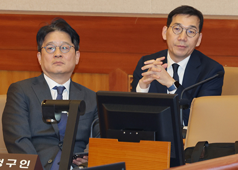 이창수 서울중앙지검장(왼쪽부터), 조상원 중앙지검 4차장이 2월 24일 서울 종로구 헌법재판소에서 열린 검사 3인에 대한 탄핵심판 2차 변론기일에 출석해 자리하고 있다. 2025.2.24 [사진=연합뉴스]
