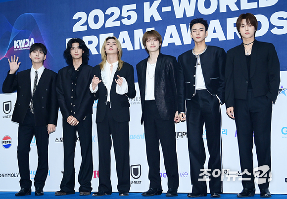 그룹 엑스디너리 히어로즈(Xdinary Heroes)가 21일 오후 서울 잠실실내체육관에서 열린 '2025 케이 월드 드림 어워즈'(2025 K WORLD DREAM AWARDS)에 블루카펫 행사에 참석하고 있다. [사진=정소희 기자]