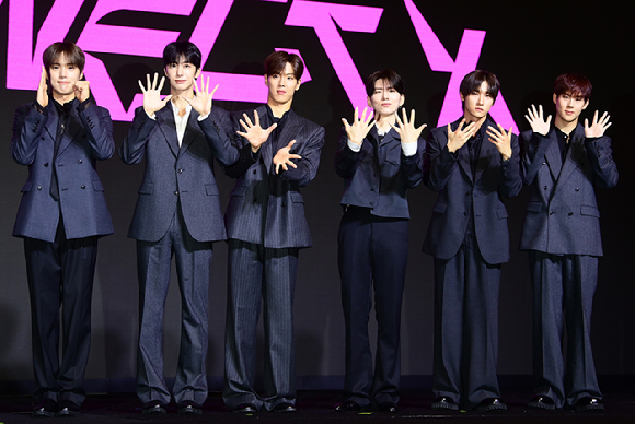 그룹 몬스타엑스가 16일 오후 서울 영등포구 여의도 콘래드 호텔에서 열린 몬스타엑스(MONSTA X) 데뷔 10주년 기념 기자간담회에 참석해 포토타임을 갖고 있다. [사진=정소희 기자]