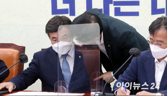 윤호중 더불어민주당 원내대표가 23일 오전 국회에서 열린 원내대책회의에서 김병욱 의원과 대화하고 있다.