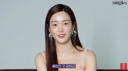 지난 7일 유튜브 채널 '싱글즈 매거진'에 출연한 배우 이유비가 자신만의 피부 비결을 공개했다. [사진=유튜브 채널 '싱글즈 매거진']
