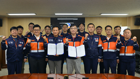 지난 12일 고려아연 노사가 '2025년 임금 및 단체교섭 협상'을 마무리하고 기념 촬영을 하고 있다. [사진=고려아연]