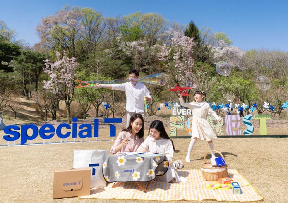 SK텔레콤 홍보 모델이 에버랜드 포레스트 캠프에서 숲캉스 이벤트를 체험하는 모습. [사진=SKT]