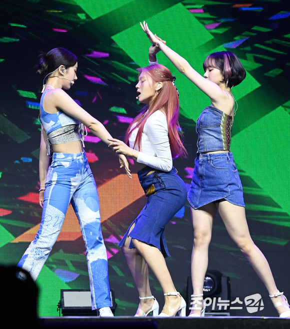 그룹 비비지가 6일 오후 서울 광진구 광장동 예스24라이브홀에서 열린 두 번째 미니앨범 '서머 바이브(Summer Vibe)' 발매 기념 쇼케이스에서 공연을 하고 있다. [사진=김성진 기자]