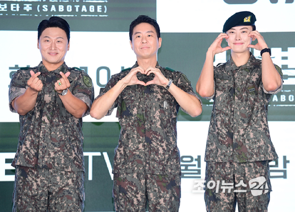 (왼쪽부터)배우 남태우-김동준-김민호-오대환-이현균-이원정이 24일 오후 서울 구로구 신도림동 더세인트에서 열린 ENA 새 월화드라마 '신병4 : 사보타주' 제작발표회에 참석하고 있다. [사진=정소희 기자]
