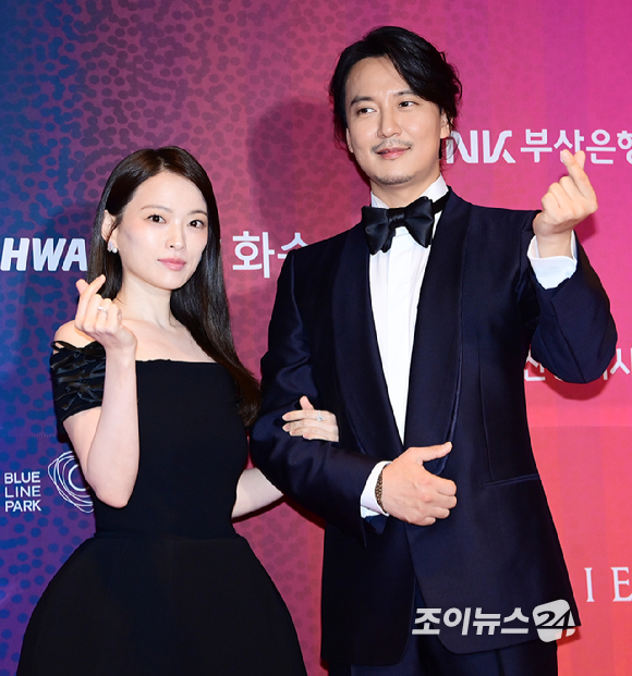 배우 천우희와 김남길이 18일 오후 부산광역시 시그니엘 그랜드볼룸에서 열린 제33회 부일영화상에 시상식 MC로 참석하고 있다. [사진=정소희 기자]