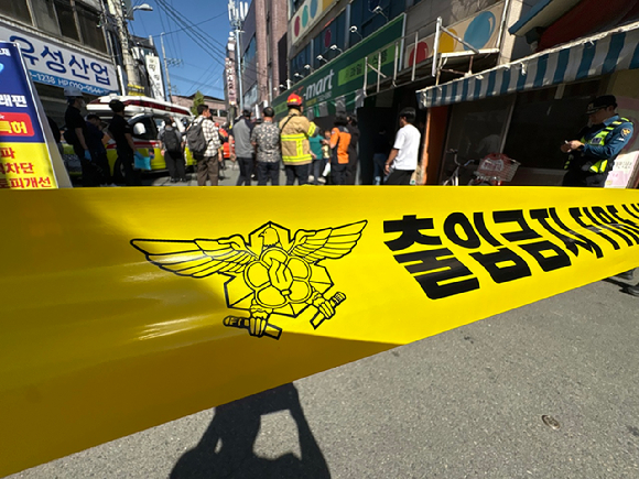 10일 오전 10시16분께 대구 북구 한 4층짜리 건물 2층 천장이 무너지며 수십명의 경상자가 발생하는 사고가 났다. [사진=연합뉴스]