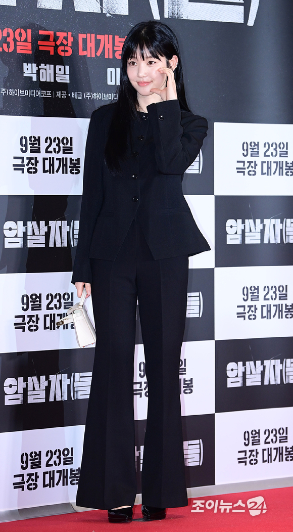 배우 이유비가 21일 서울 송파구 롯데시네마 월드타워에서 열린 영화 '암살자(들)'(감독 허진호) VIP 시사회에 참석하고 있다. [사진=정소희 기자]