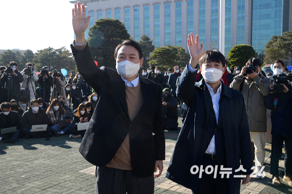 윤석열 국민의힘 대선 후보와 이준석 대표가 13일 오전 서울 여의도 국회에서 열린 중앙선대위 장애인본부 전국 릴레이정책투어 '장문현답(장애인 문제의 답은 현장에 있다)' 출정식에서 손을 흔들고 있다. [사진=국회사진취재단]