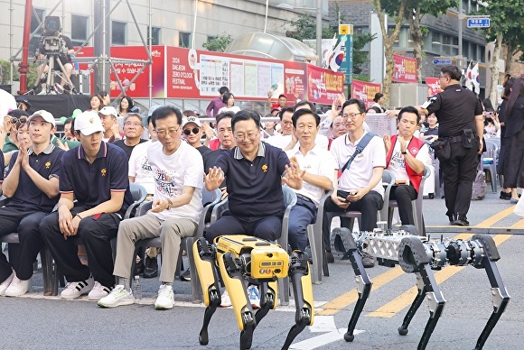 이장우 대전시장과 조원휘 대전시의회 의장, 파리올림픽 펜싱 금메달리스트 오상욱 선수가 로봇을 바라보고 있다.[사진=대전시]