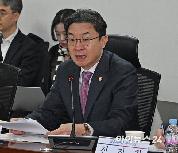 이억원 금융위원장이 19일 국회 의원회관에서 중동사태 속 시장상황 점검 및 민생회복 지원 방안 논의를 위해 열린 더불어민주당 정무위원회-금융위원회 당정협의에서 발언을 하고 있다. [사진=곽영래 기자]