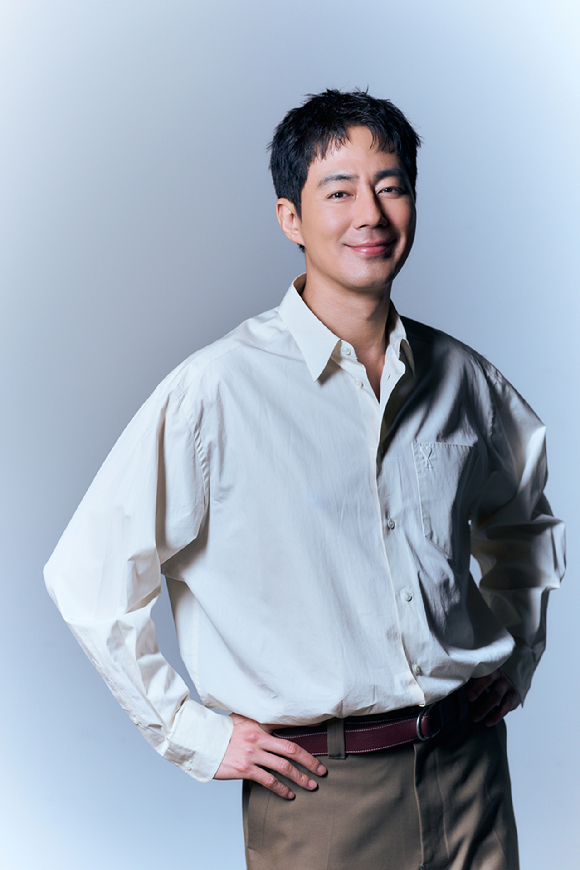 배우 조인성이 영화 '휴민트' 인터뷰에 앞서 포즈를 취하고 있다. [사진=NEW]