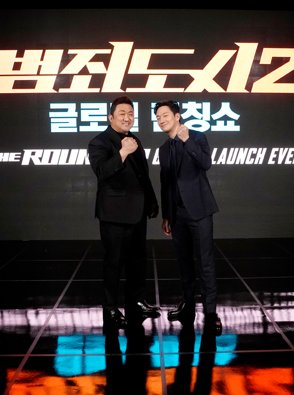 배우 마동석, 손석구가 22일 온라인으로 진행된 영화 '범죄도시2' 글로벌 런칭쇼에 참석해 포즈를 취하고 있다. [사진=에이비오엔터테인먼트]