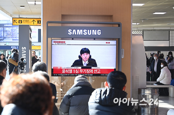 19일 오후 서울역 대합실에 설치된 TV를 통해 윤석열 전 대통령의 내란 우두머리 혐의 1심 선고가 생중계 되고 있다. 이날 재판부는 윤석열 전 대통령에게 무기징역을 선고했다. [사진=곽영래 기자]