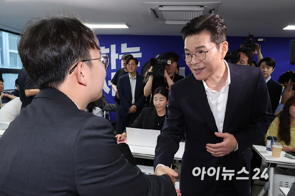 정원오 더불어민주당 서울시장 후보가 제9회 전국동시지방선거일인 3일 오후 서울 중구 세종대로 캠프에서 취재진과 인사를 나누고 있다. [사진=곽영래 기자]