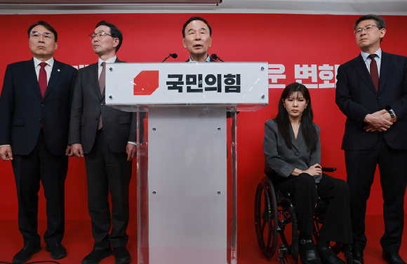 국민의힘 박덕흠 중앙당 공천관리위원장이 17일 서울 영등포구 여의도 중앙당사에서 대구시장과 충북지사 예비경선 결과를 발표하고 있다. 2026.4.17 [사진=연합뉴스]