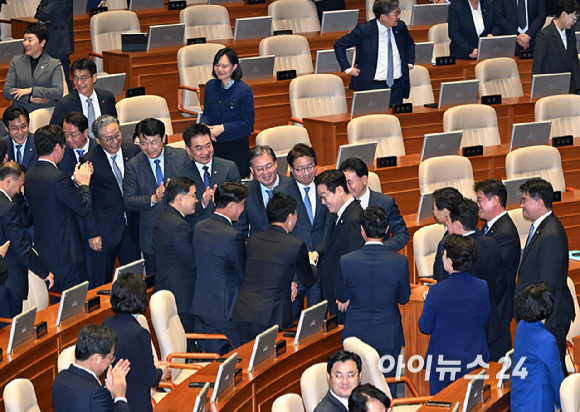 이재명 대통령이 4일 서울 여의도 국회 본회의에서 2026년도 예산안 및 기금운용계획안에 대한 정부의 시정연설을 마치고 나서며 의원들과 인사를 하고 있다. [사진=국회사진기자단]