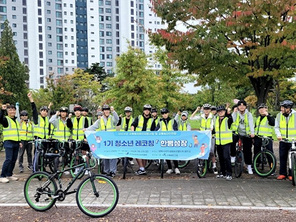 이종민 교육장이 1기 청소년 레코칭 '한뼘성장' 프로그램을 마치고 기념 촬영을 하고 있다. [사진=평택시교육지원청]