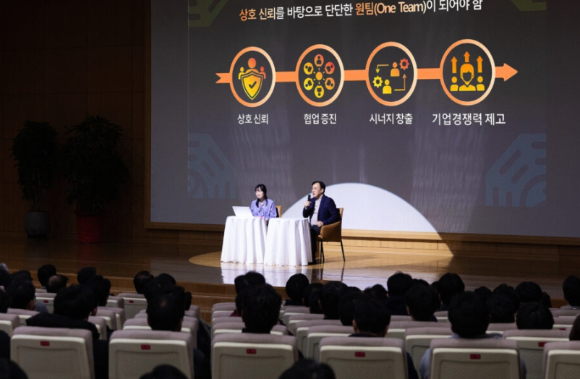 정철동 LG디스플레이 사장이 지난달 29일 경기 파주사업장에서 열린 타운홀 미팅에서 직원들과 소통하는 모습. [사진=LG디스플레이]