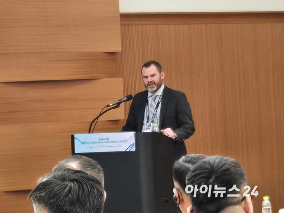 존 스티벌 리프 매뉴팩처링(LEAP Manufacturing) 공동창립자가 13일 서울 코엑스에서 진행된 '인터배터리 - 2026 미국 배터리 포럼'에서 발표하고 있다. [사진=최란 기자]