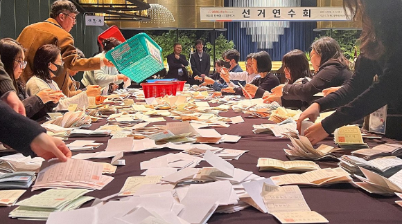 대구시선거관리위원회가 지난 12일 대구 인터불고 엑스코에서 대구시 및 구&middot;군 위원회 직원 등 80여명이 참석한 가운데 제9회 전국동시지방선거 개표 관리의 공정성&middot;투명성 제고를 위한 개표 실습하고 있다. 대구시선관위 제공 [사진= 연합뉴스]