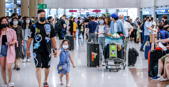  해외여행 증가에 해외 카드 사용이 증가했다. 사진은 인천국제공항 1터미널에서 여행객들이 입국장을 빠져나오는 모습. [사진=뉴시스]