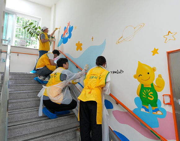 18일 서울 마포구 상암동 아동생활시설인 삼동보이스타운에서 봉사자들이 벽화를 그리고 있다. [사진=S-OIL]