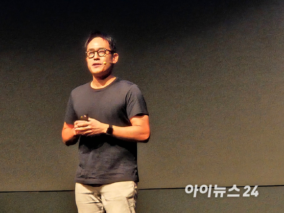 윤성호 마키나락스 대표가 4일 양재 엘타워에서 열린 '어텐션 2025'에 참석해 기조연설을 하고 있다. [사진=설재윤 기자]