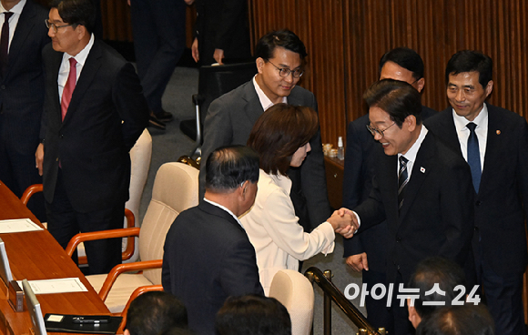 이재명 대통령이 26일 오전 서울 여의도 국회 본회의장에서 추가경정예산안(추경안) 시정연설을 마친 뒤 국민의힘 의원들과 인사를 나누고 있다. [사진=국회사진기자단]