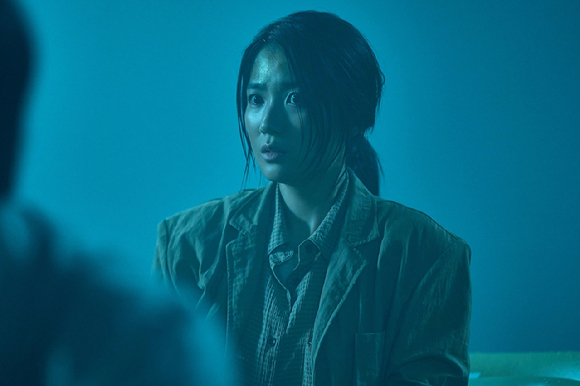 이상민 감독이 영화 '살목지' 인터뷰에 앞서 포즈를 취하고 있다. [사진=(주)쇼박스]